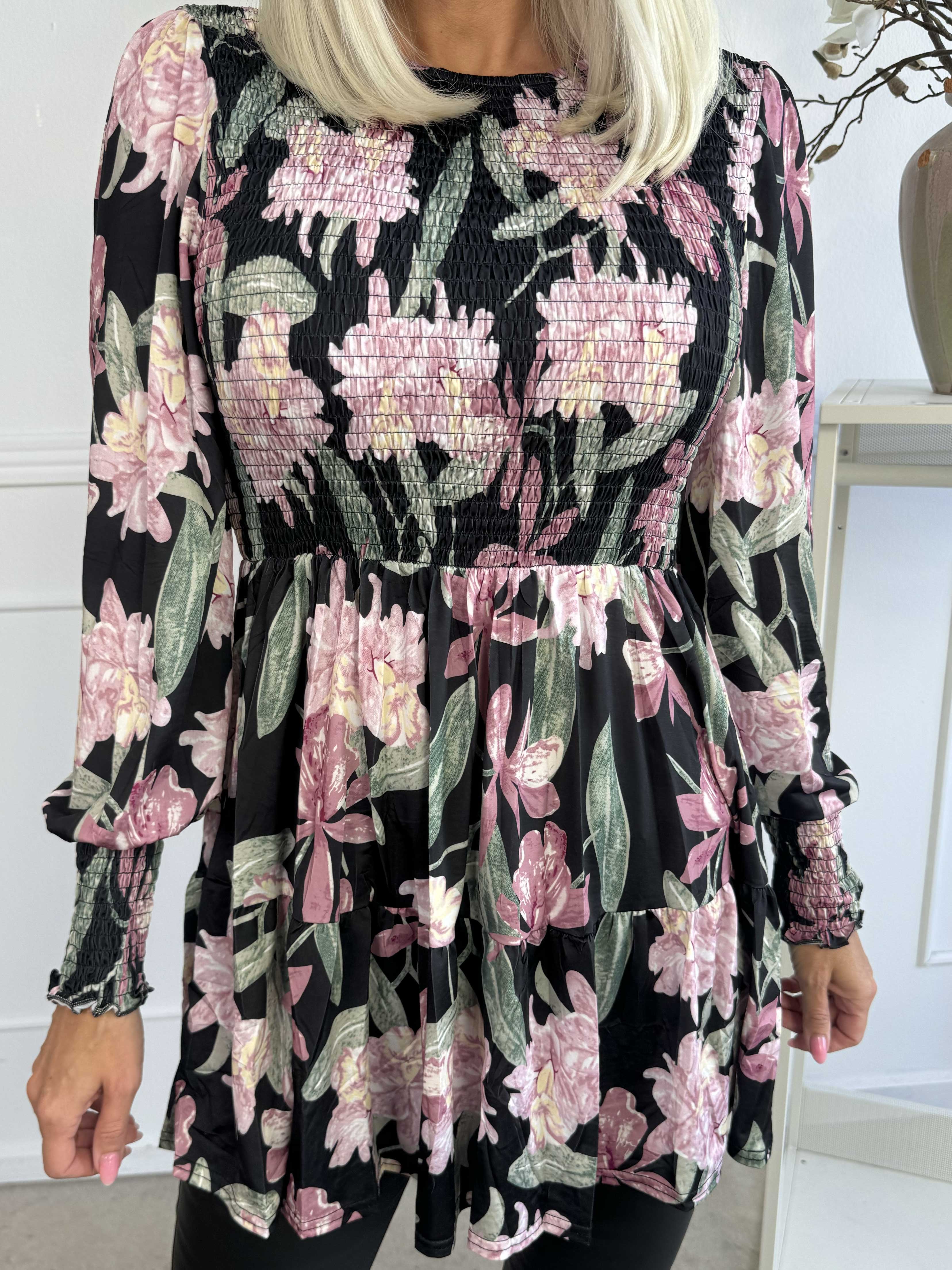 Kelly Flower Shirt - Elastisk blus med smock över bröstet